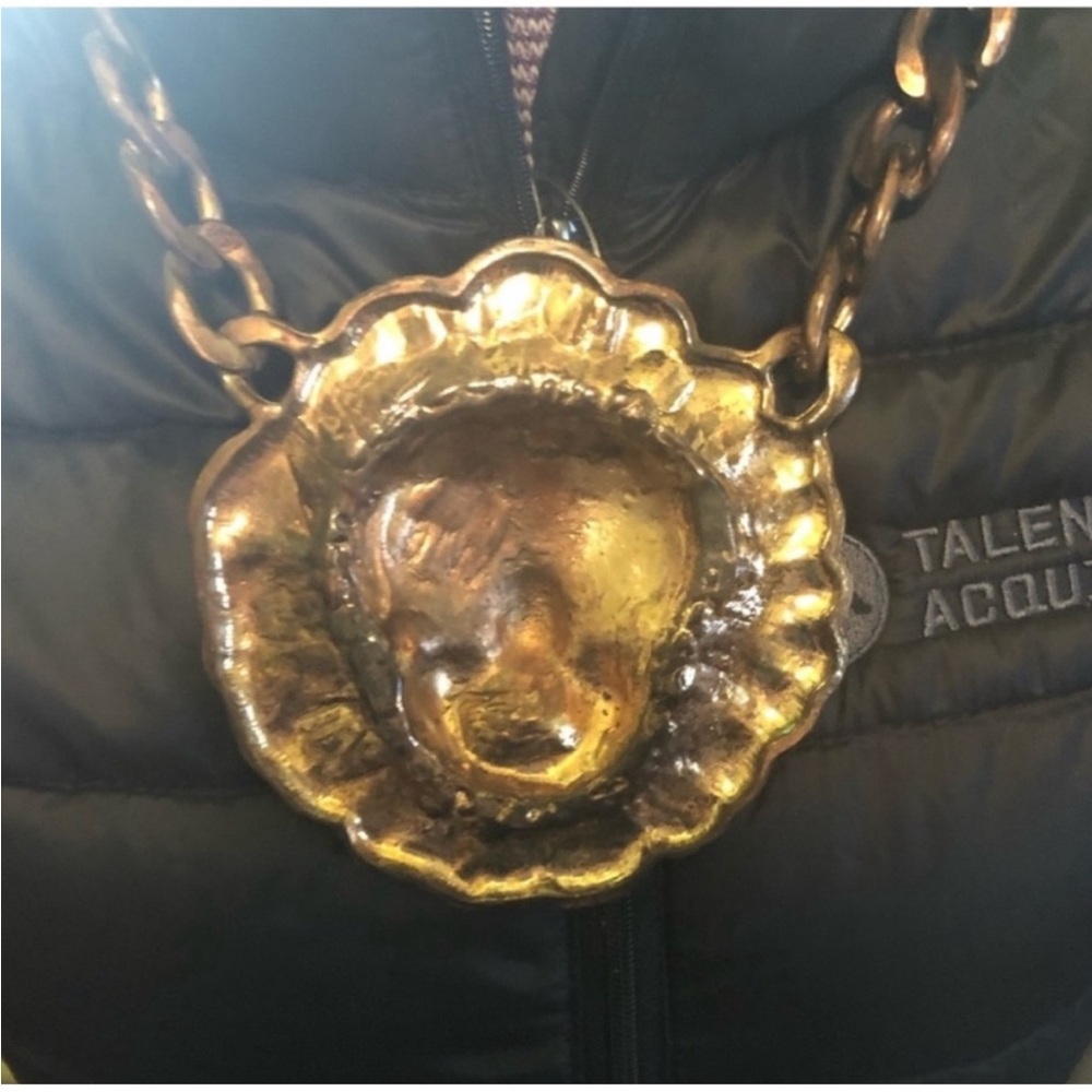 Lion face vintage enormous lion heavy necklace. Makes quite a statement - Picture 4 of 5